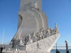 곳으로바다에접한 1 층은과거감옥으로사용 ⑶ 발견기념관 (Padrão dos Descobrimentos) 중세대항해시대를연 Henique 왕자서거