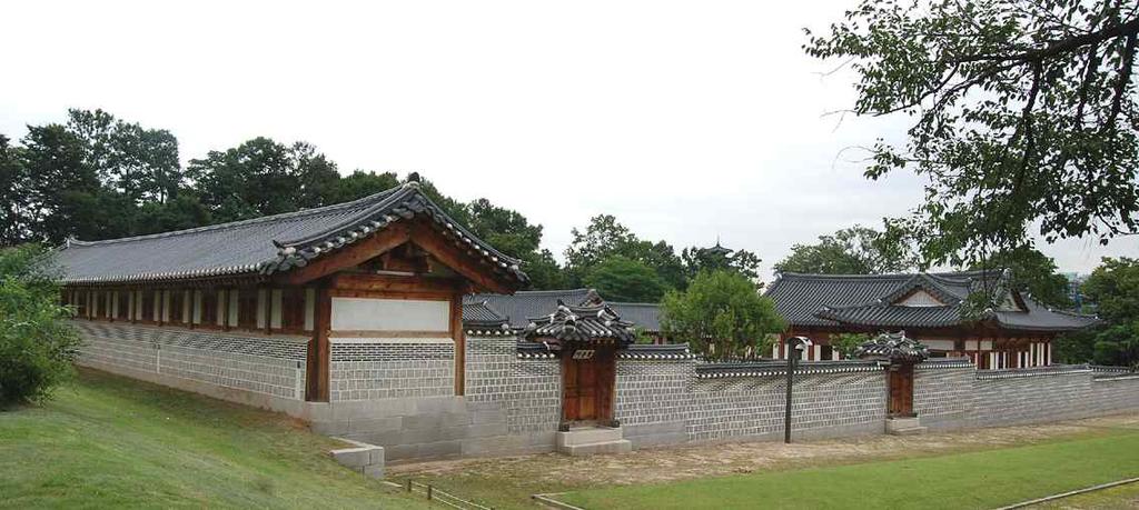 그리고임숙문 ( 臨肅門 ), 신거문 ( 辰居門 ) 을통해광림문 ( 廣臨門 ) 에이르렀고, 그문을통해현재집옥재 ( 集玉齊 ) 의앞마당에도달했다. 곧바로향원정과연지의뒤편에있는건청궁에뛰어들었을것이다. 지금은집옥재앞이넓게비어있다.