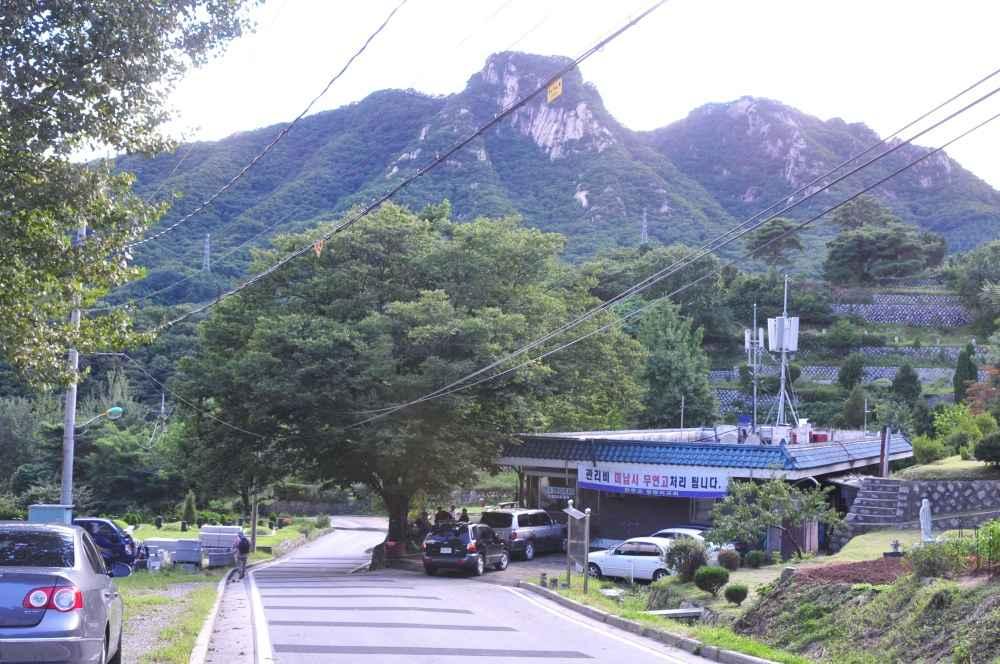 18-7. 양주시산북동의천주교공동묘지 가. 위치와유래산북동의묘지는불곡산밑에아담하게자리잡은천주교공동묘지이다. 불곡산을오르기위해등산객들이많이다니는도로옆에위치한다. 양주역에서동두천방향으로가다가보면샘내고개못미쳐길양옆으로 50가구정도집들이늘어서있는데, 이곳이옛날부터흔히부르던샘내마을이다. 지금도행정구역상의명칭과는별도로샘내라고불러야더잘통하는마을이다.