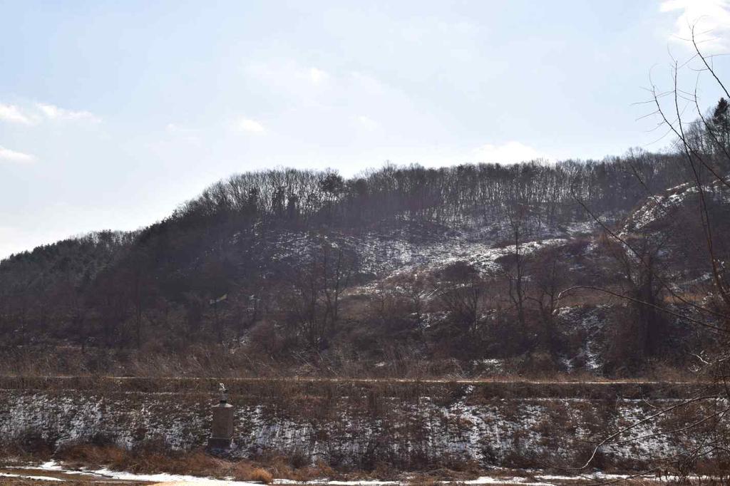 은봉배들과봉바위교및소규모공장부지가들어서있으며, 경기도이천시마장면과경계를이룬다. 남쪽은해발 150m 내외의남향사면의구릉지대와영동고속도로가동-서방향으로지나가고있다.