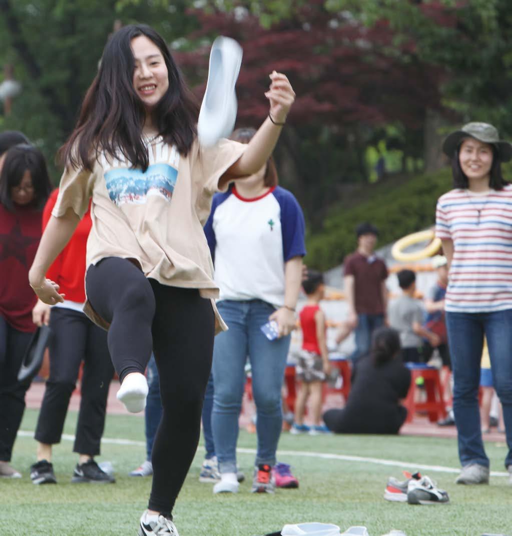 4 제 50회 한국편집기자협회 전국 배구대회 판 짜는 것보다 치열한 판 뒤집기 나, 돌리는 여자야 뒤집고 돌리고 던지고 이런 재미진 체육대회는 꼭 와야 쥬! 대회 이얘기 저얘기 계급장 떼고 즐겁게 달리다 2인삼각 경기에서 파이낸셜뉴스팀이 1등을 차지했습니다.