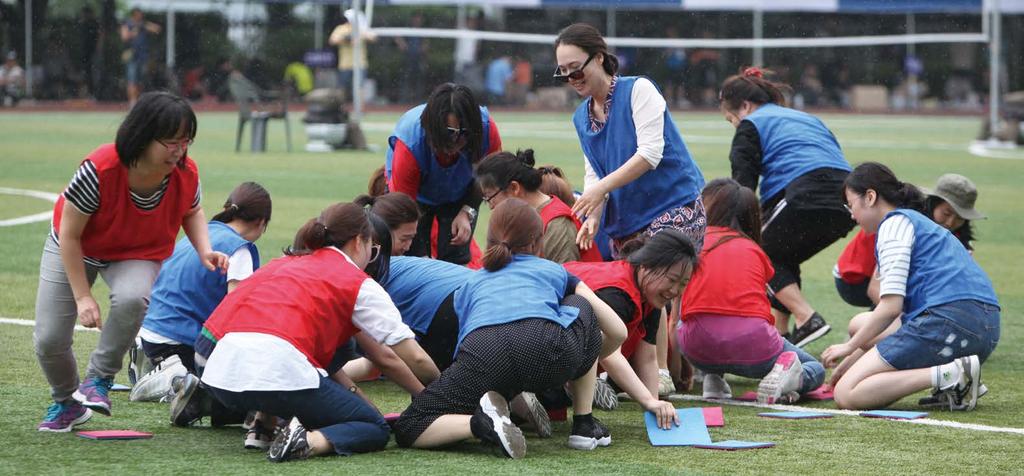 1조로 달린 키가 큰 정기현과 평소 달리기에 자신있는 임보라차장이 분위기를 잡아줬으나, 여-여 조인 3조에서 너무나 차분히 경기를 이끌어 마음을 졸이 기도 했습니다. 하지만 2조 젊은 패기 김혜민과 김현우가 폭풍 질주로 거리 차이를 워낙 많이 벌려놨기 때문에 감격의 승리를 얻을 수 있었습니다.