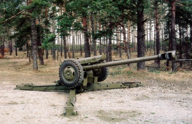 보이고있다. 한국군의 KH-178105mm 견인포는미국의 M-101 을개량한것으로 1978 년개발을시작하여 1984 년부터양산되었다.KH-178 은최대사거리가 18km 에달하며발사속도도최대분당 15 발에달하는성능을보유하고있다.