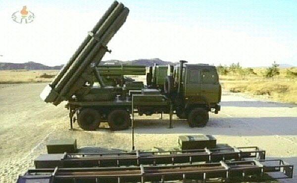 표 3-14 M-1991 과 MLRS 성능비교 M-1991 MLRS 성능 M-1991 MLRS 중량 25.5 톤 25.2 톤 엔진출력미상 500 마력 기동성 화력 최대속도 50km/h 64km/h 항속거리 350km 483km 등판능력미상 60% 구경 240mm 227mm 발사관수 22 연장 12 연장 최대사거리 발사속도 63.9km 1.