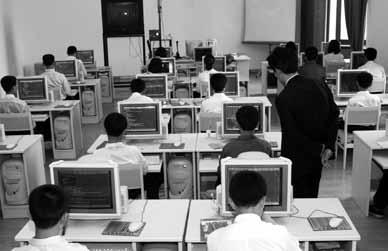 금성제 1 중학교컴퓨터수업 과학부문의교원들을대상으로 전공과목외국어교수경연 을개최하기도하였다. 이같은일련의시도들은북한이외교관및무역일꾼등을키워경제발전을도모하기위한것이다. 컴퓨터교육은 1990 년대말부터정규교과로편성되어강화되기시작하였다.