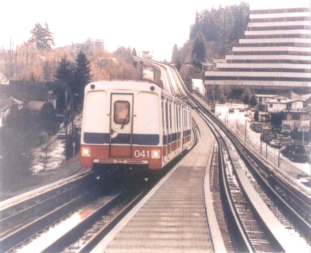 13 3. LIM 경전철 캐나다벵쿠버 Sky Train 시스템 : LIM 형식 개통시기 : 1986 년 노선연장 : 28.