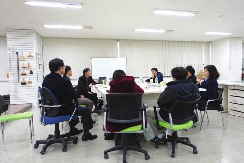 13명이참석하여기관별보존현황과문제점을논의하고공동보존서고등국내도서관보존협력과발전방안을자유토론하였다.