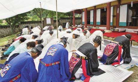 전학후묘 * 의형태로외삼문으로들어가면명륜당과동재건물이있고내삼문안쪽에는대성전이가장상단에자리잡고있다. 1994년에는향교토지일부를매각하여파주리에유림회관을준공했다. 1986년에파주시향토유적 2호로지정되고 1992년대성전이경기도문화재자료 83호로지정됐다.