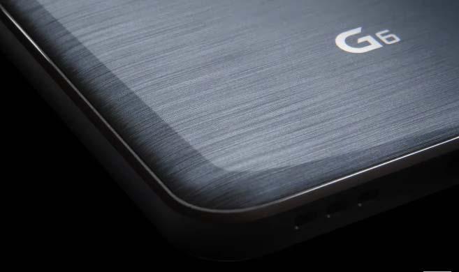 G6 는독창적인특징을버리고기본에충실한스마트폰으로소비자들이원하는기능을중점적으로채택하면서시장순응적인모습을보여주었다. LG G6 는 5.