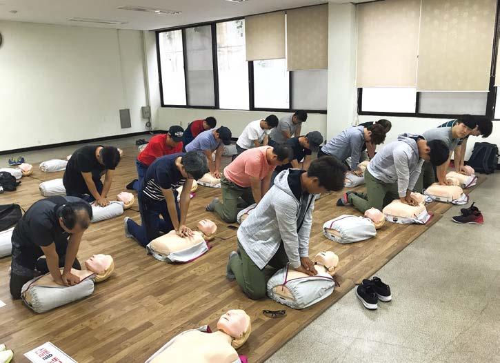 한여름에는태양이지평선아래로내려가지않아수개월동안낮이계속되고, 한겨울에는반대로태양이뜨지않아수개월동안밤이계속된다는믿기힘들었던말부터사람이살수있는곳이아니기때문에오염되지않아지구에서가장청정한지역이라는것은,