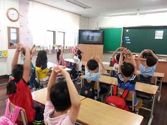 2. 건강증진학교수행을위한명문화된정책 정책명실천내용학교구성원의노력 아침건강체조아침건강달리기교직원 학부모건강증진테마연수금동보건인증제금동친구사랑 3운동사제동행금동 365 건강약속금동 365 건강증진약속장건강으뜸이및건강으뜸반건강으뜸가족교육공동체건강증진캠페인 아침건강체조동영상자체제작및활용매일아침등교시간전운동장 2바퀴이상걷거나달리기를실시후입실학기별 2회실시