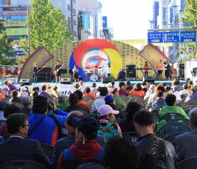 또한전년도빛고을아리랑을재해석하여이번공연에메인타이틀곡으로사용하여전년도와의연계성을가질수있게하였고, 더욱현대적으로풀어관객들도따라부를수있게대중적으로편곡하였다.