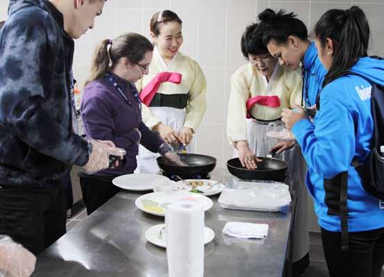 광주문화재단백서 2013 10-1 전통문화예술강좌및체험 전통문화체험의일상화! 사업명 사업내용 전통문화예술강좌및체험 국악실기, 전통음식, 전통공예, 다도, 전통무용, 풍물강좌및체험 기 간 2013. 3 ~ 6( 상반기 ) 2013.