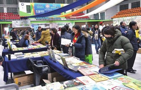 메인이될그림책작가를열명으로정하고섭외에들어갔다. 체험이나공연을진행할수있으며기존에전시를해본경험이있어자기공간을빨리꾸밀작가를찾았다. 부족한예산임에도소중애, 조혜란, 최향랑, 레지나, 오치근, 전민걸, 김경희, 미우, 난주, 김미혜작가가흔쾌히동참해주었다 ( 작가들에게고마운인사를드린다 ).