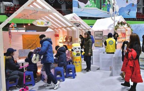 기존부스는배제하고나무, 종이등친환경소재로한다, 조립형으로만들어재활용한다 였다. 이런원칙은어린이책예술센터정병규, 황인선선생과공감대가형성되었고, 각종구조물과동계올림픽개최국가들의책을 볼수있는멋진전시장을만들었다. 책축제는출판사의참여가반드시필요하다. 출판사의참여는단순히책을파는것이아닌그책을만든콘텐츠가나온다는의미가있다.