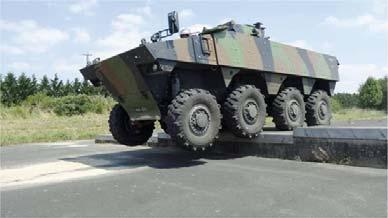 해외기술단신 기동무기체계 프랑스, 8 8 차륜형장갑차 VBCI 성능개량형인수예정 프랑스육군이 2015 년 4월에장갑강화형 8 8 차륜형장갑차 VBCI 95대중첫 3대를인수할계획이다. 이장갑차는 29 톤형보병전투장갑차 (IFV) 버전 VCI 를급조폭발물에대한방호력을강화하여차량총중량 32톤으로개조한것이다.