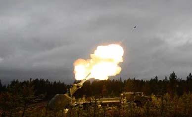 해외기술단신 화력무기체계 노르웨이남모사, 신형 155mm IM HE-ER 탄시험사격성공 남모 (Nammo) 사가 2015 년 3월 25일스웨덴엘브달렌지역에서 155mm 사거리연장고폭둔감탄 (Insensitive Munition High Explosive Extended Range, IM HE-ER) 에대한 32km 거리시험사격을성공적으로실시했다.