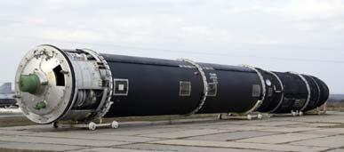 해외기술단신 방호 유도무기체계 러시아, 신형 ICBM 사르마트초도시험준비중 러시아는사르마트 (Sarmat) 중량급액체추진대륙간탄도미사일 (ICBM 3) ) 의추진체가없는시험용모형을동부시베리아 KRAS MASH 4) 공장에서제작중이다. 이공장에서는현재액체추진 RSM-54 시네바 (Sineva) 잠수함발사탄도미사일을제작하고있다.