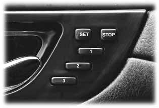 운전위치메모리 * 기능 운전위치메모리설정기능은운전자가바뀔때마다운전장치의위치를재조정할필요없이최대 3 명까지체형과운전스타일에맞춘시트, 아웃사이드미러및스티어링휠의위치를기억시킨후, 필요시한번의버튼조작으로모든기억된위치로이동하도록하는기능입니다.