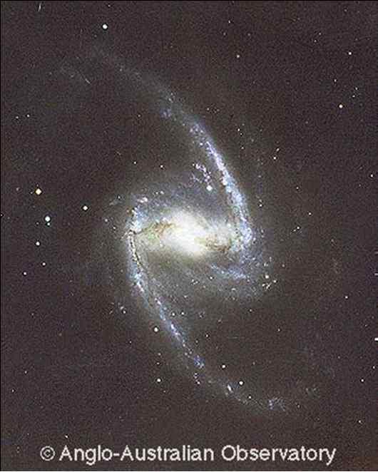 막대나선은하 은하핵중심에막대모양이있으며, 그양끝으로나선 팔이감겨있는은하.