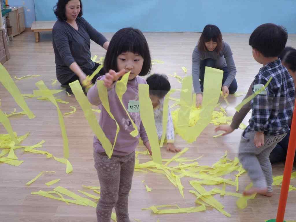 프로그램명 : 림보놀이 주제유연성기르기활동형태실내 - 신체 대상연령만 4 세소요시간 20 분 신체운동 건강 > 신체활동에참여하기 >