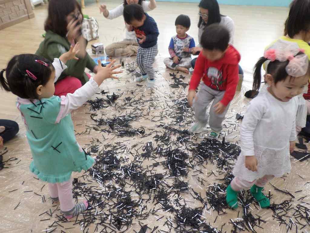 프로그램명 : 자장면시키신분 주제자장면만들기및배달놀이활동형태실내 - 역할 대상연령만 4 세소요시간 20 분 의사소통 > 듣기 > 낱말과문장듣고이해하기말하기 > 느낌, 생각,