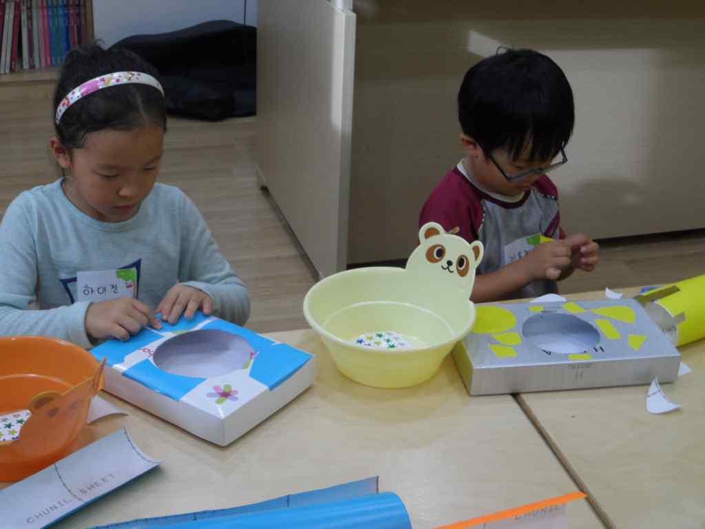 프로그램명 : 기타만들기 주제재활용상자를활용한만들기활동형태실내 - 미술 대상연령만 4~5 세소요시간 20~30 분 예술경험 > 예술적표현하기 > 미술활동으로표현하기자연탐구 >