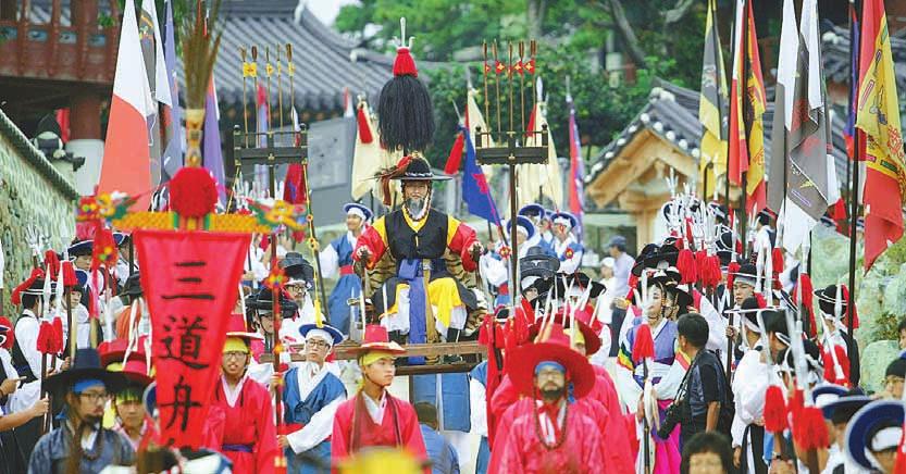 올해로 10회째를 맞이한 지리산 산 청 곶감축제는 산청곶감으로 만든 요 리경연대회, 곶감품평회, 곶감홍보관 등 곶감의 맛과 품질을 알리는 행사는 물론 곶감 즉석경매, 곶감 OX퀴즈, 감 깎기 대회, 감잎차 족욕 등 다채로운 체험행사도 열린다.