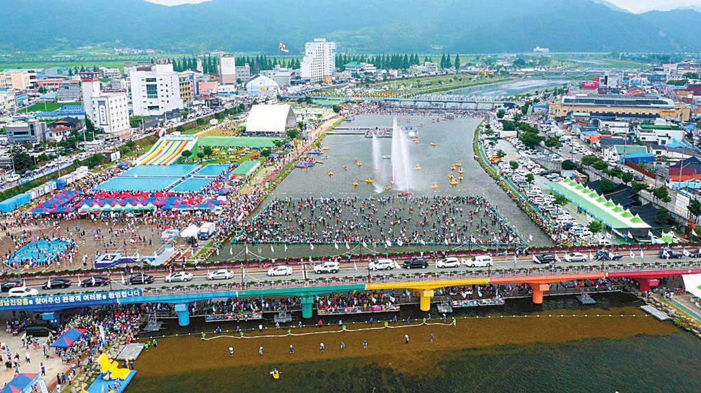 갑자기 날아드는 물대포와 물폭탄은 스릴 넘치는 수중전을 즐기 기에 더없이 완벽한 환경을 제공한다. 맨손 물고기 잡기 는 물고기를 잡는 동 프로그램으로, 올해는 킬러 콘텐츠 (killer contents)로서 한층 업그레이 드되어 진행된다. 올해는 외국인이 참여할 전통농경 문화 체험 프로그램으로 벽골제 횃불 퍼레이드, 모락모락!