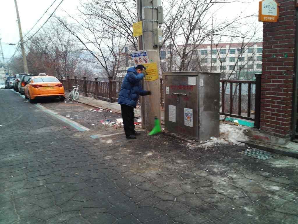 도시가스공사 중에 나온 폐기물이 삼선 어린이집 앞 주차공간에 쌓인 적이 있는데, 그 자리 에 누군가 몰래 버린 가정용 쓰레기가 더해져서 쓰레기장이 되어 버린 일이 있었습니다. 차를 세워놨던 주민분은 앞뒤로 쌓인 쓰레기 때문에 차량 운행을 할 수가 없었지요.