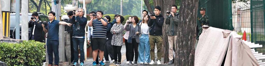 10 조선일보통일이미래다 외교안보 2018 년 5 월 23 일수요일 트럼프, 이러다망신당할라 南 겗 中에분노와의심 궦겗과비핵화협상신통치않을것궧워싱턴정가우려확산에초조 궨중매자궩자처한文대통령책임과시진핑中주석배후설등주장 김정은과의담판실패할때대비책임떠넘기기사전작업가능성 북한의정상회담취소위협에대한도널드트럼프미대통령의분노와의심이북한뿐아니라한국과중국을향하고있다.