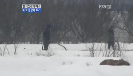 뉴스보도 갈곳없는음폐수... 비료둔갑해무단투기 차에서내린작업복차림의남성들이물펌프를돌리는가싶더니, 탱크로리에연결된고무호스를들고논밭여기저기에시커먼액체를쏟아붓기시작합니다.