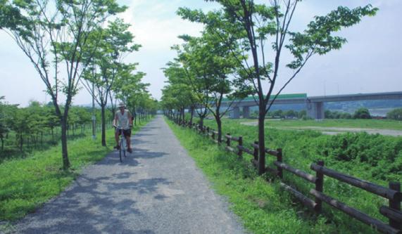 있음 작지만 깔끔하고, 갈대밭, 맨발공원 및 초보 마라토너가 즐기기에 적합한 코스가 있음 주변명소 :