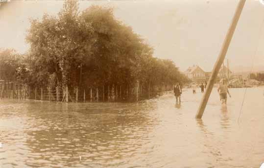 1912 년여름에발행한한강홍수로인해침수된용산역일대전경. 오른쪽너머로멀리보이는건물이용산역역사이다. ( 개인소장엽서자료 ) 1932 년 5 월 1 일용산역을통해 귀환 하는용산주둔일본군대의모습.