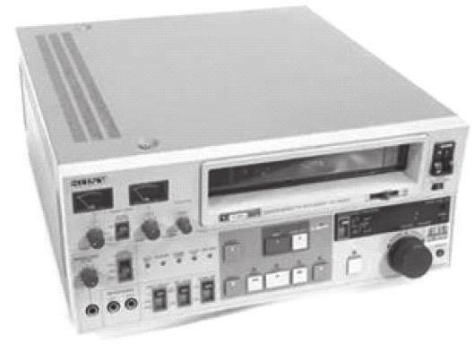 비디오테이프는 1930년대개발되어현재까지 U-matic, Betamax, VHS, Betacam, Betacam SP, Videg8, Betacam SX, Digital Betacam, DV(Digital Video), DVCAM 등아날로그및디지털형식의수많은유형의매체로생산되어활용된매체이다.