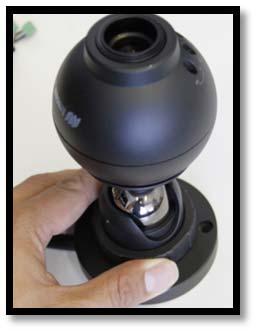 5. 장착면에준비된구멍과카메라의벽면형마운트의구멍을맞추세요. 장착면에적합한나무나사또는다른하드웨어로장착면에카메라를장착하세요.