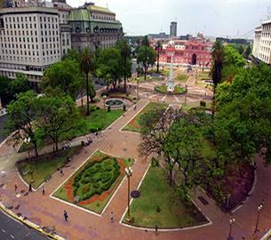 ㅇ 5 월광장 (Plaza de Mayo) 식민지시대부터시의중심지역으로서광장의중앙에독립기념비가서있고, 주요거리가교차하고있다. 대통령궁인카사로사다 (Casa Rosada) 에면해있어 아르헨티나의중요한모든역사적, 정치적사건의무대이자증인이라고할수있다.