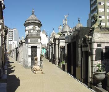 국립미술관 레콜레타묘지 ㅇ레콜레타묘지 (Cementerio de la Recoleta) 1882년사방 150m 규모로개설된유서깊은묘지로, 이중 70여개의묘는예술적우수성을인정받아국가문화재로지정돼있다. 에비타 (Evita) 무덤이있는레콜레타는아르헨티나유명인사의가족묘지로서, 조그만대리석묘원에는누대의유골이함께하고있다.