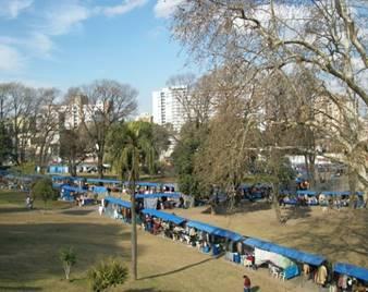 매주일요일아침 10시부터오후 5시까지도레고광장 (Plaza Dorrego) 에서벼룩시장이열리고있다.