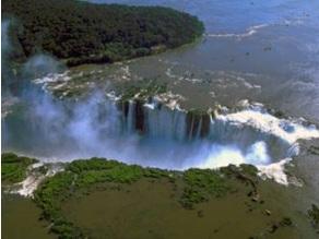 연중많 은사람이찾고있으나성수기는 12~2 월여름철이다. 이과수폭포 (Las Cataratas de Iguazu) 1984년유네스코로부터세계자연유산으로지정됐다. 이과수폭포는캐나다의나이아가라, 짐바브웨의빅토리아폭포와함께세계 3대폭포로손꼽힌다.