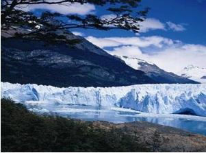 엘칼라파테 (El Calafate) 는아르헨티나산타크루스 (Santa Cruz) 지방에속한도시이며로스글라시아레스 (Los Glaciares) 라는국립공원으로유명하다. 안데스산맥꼭대기를뒤덮은만년설과푸른숲이어우러져장관을이루고있고, 빙하호수와빙하 47개가있다. 총면적은 60만ha이며, 이중 30% 가빙산과빙하로덮여있다.