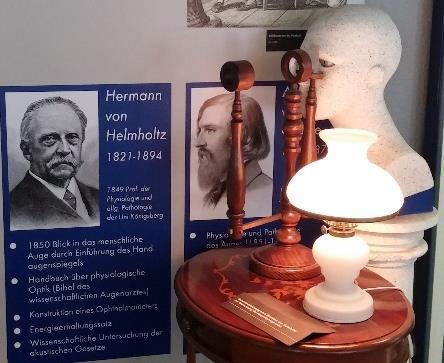 머리말 19세기중반독일의사 Hermann von Helmholtz에의해눈안의망막을볼수있는최 초의검안경이제작되었습니다. 초기모델은조명으로촛불을사용하여의사의눈으로환자의눈을직접관찰하는간단한형태였습니다.