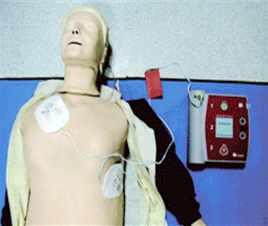 - 자동제세동기 (AED, Automated External Defibrillator) 사용법 1 자동제세동기의전원을켜고, 음성안내에따른다. 2 환자의상체를노출시킨후전극패드를오른쪽빗장뼈아래와왼쪽유두아래겨드랑이선에부착한다.