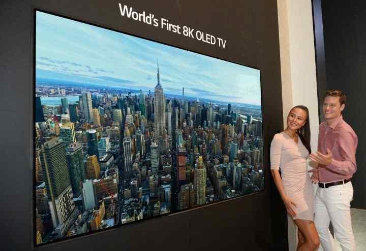 (173인치 ) 을공개하며프리미엄라인업을강화 처음으로공개한 8K OLED TV( 19 년출시예정 ) 는 AI 화질엔진인 알파9 를탑재해화질표현능력이향상되었고자연어음성인식기능을통해채널검색및 TV
