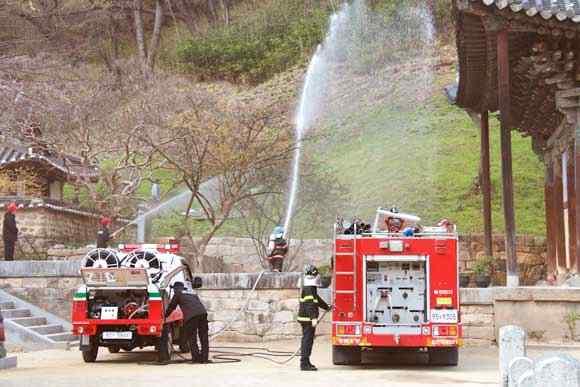 자율안전관리협업네트워크구축 특별관리시설물별협력 입주 사와의소통채널확보를통한소방안 전관리의이해와협력증진 협력사간의소통채널확보를위한자율실무협의체구성 ( 현황 ) 소방안전을위한협력 ( 입주 ) 사간커뮤니케이션부족 - 특별관리시설물은특성상다수의협력업체, 입주사들이공생하는관계를형성하나현실적이익추구를우선하는실정임 - 협력 ( 입주 )