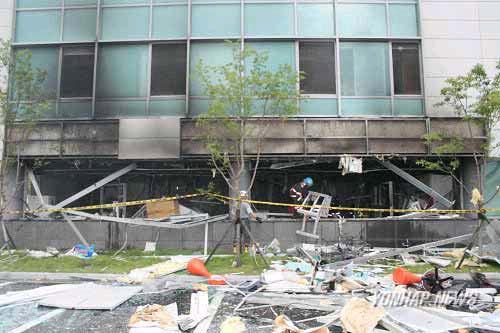 I-1. 폭발사고 정밀화학지원센터실험실폭발사고 2008 년 7 월 29 일, 울산 정밀화학지원센터무기재료분석실에서연 구원이유기물분석실험을하던중일어난폭발사고를정리하였음. 1. 사고개요가.