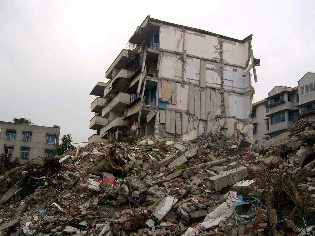 지진개요 : 유라시아판과인도판의충돌로발생한판내부단층지진 유라시아판에속한티베트고원이동쪽으로이동하면서쓰촨성청두시서북쪽룽먼산의단층활동이유발되어지진발생 2008년 9월