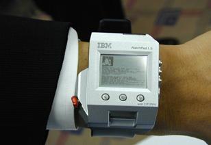 포커스 하여이용하는작고가벼운컴퓨터기능이포함된 IT 기기를의미하며, 이와같은부류의 IT 기기연구로는 2000 년대초반 IBM 의 Linux Watch[15],[16] 가발표한완성도있는결과가있다. 본장에서는초기연구단계의결과물인 Linux Watch 부터최근많은각광을받고있는스마트워치및안경형디바이스가상용화되기까지거쳐왔던 R&D 발자취와상용화사례를고찰해보았다. 가. 2000 년대초반, 스마트워치의원조 IBM Linux Watch IBM 에서는웨어러블디바이스장치를시계형태로개발하여상용화하는연구를수행하였다.