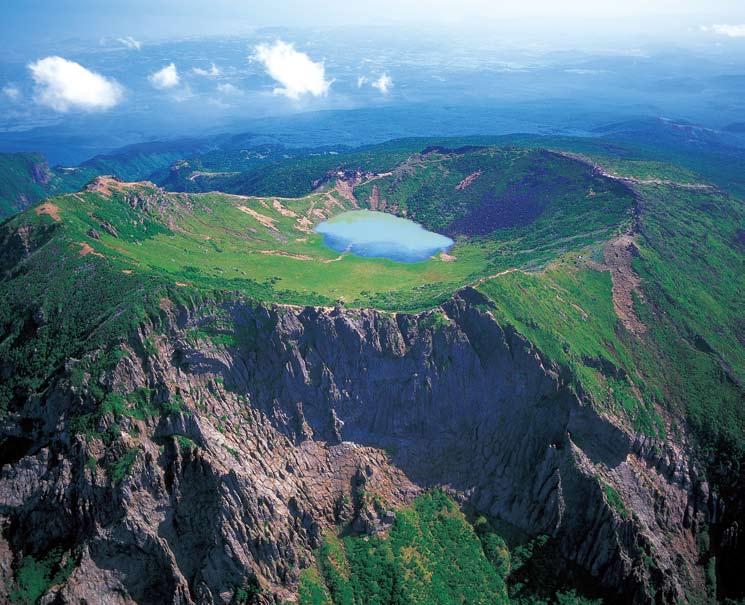 16. national geoparks of korea. 17 발생기원이같은형제섬울릉도와독도는생성기원이같아형제의섬이라고볼수있다. 재미있는사실은규모가작은독도가형이고, 울릉도가동생이라는점이다.