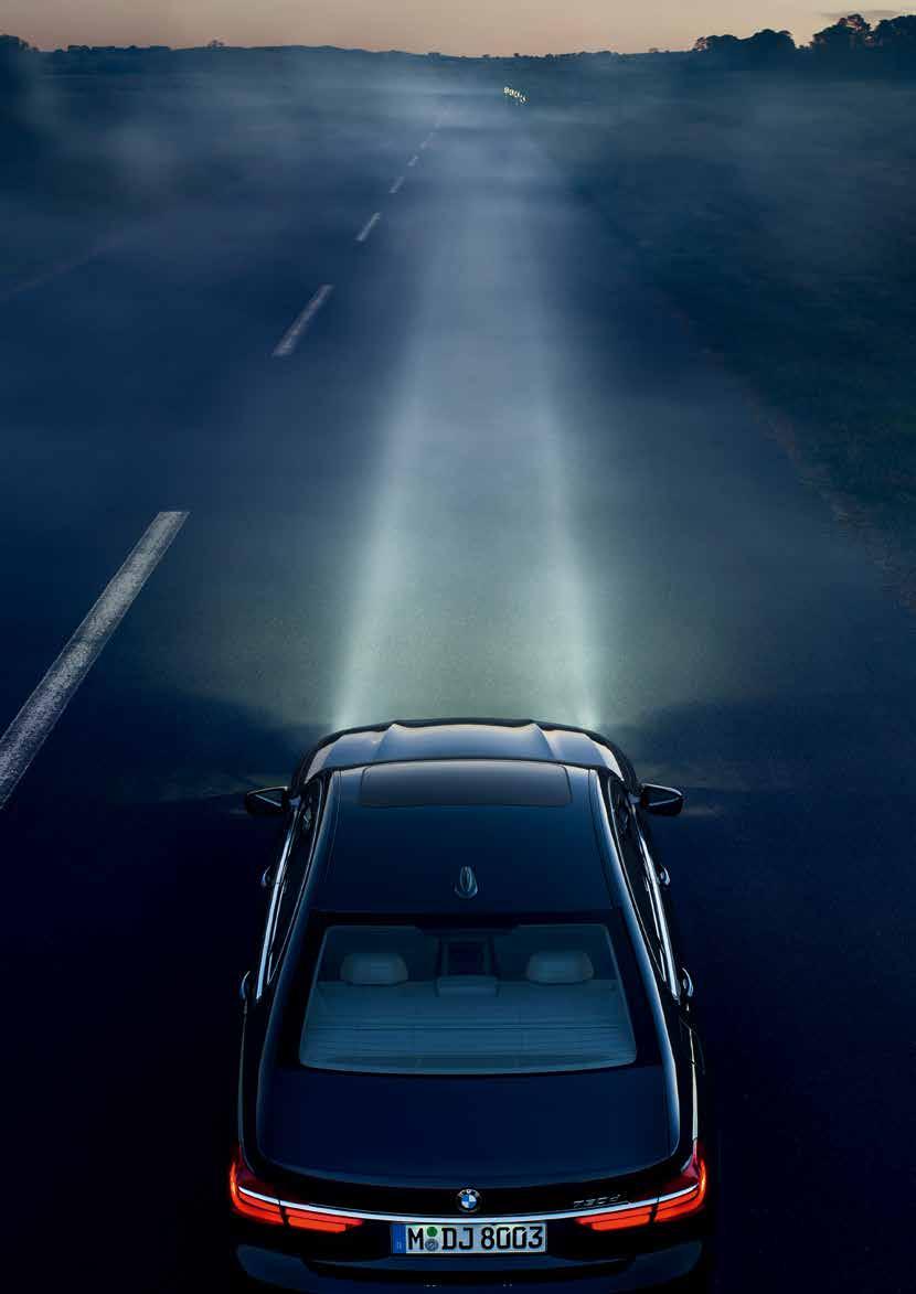 레이저라이트. 넓은시야의확보로안전성을높이는기술. 국내최초로 BMW 7 시리즈에적용된 BMW 레이저라이트는기존보다 10 배높은광도와확장된가시성으로최대 600m 까지조명을비춰줍니다.